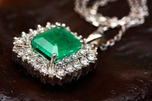 collana con diamanti e smeraldo